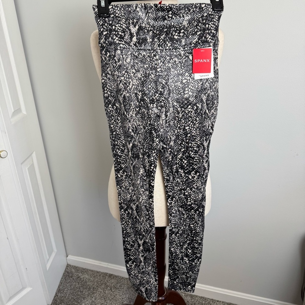 NWT Spanx Black and White Snake Print Leggings - Picture 1 of 8